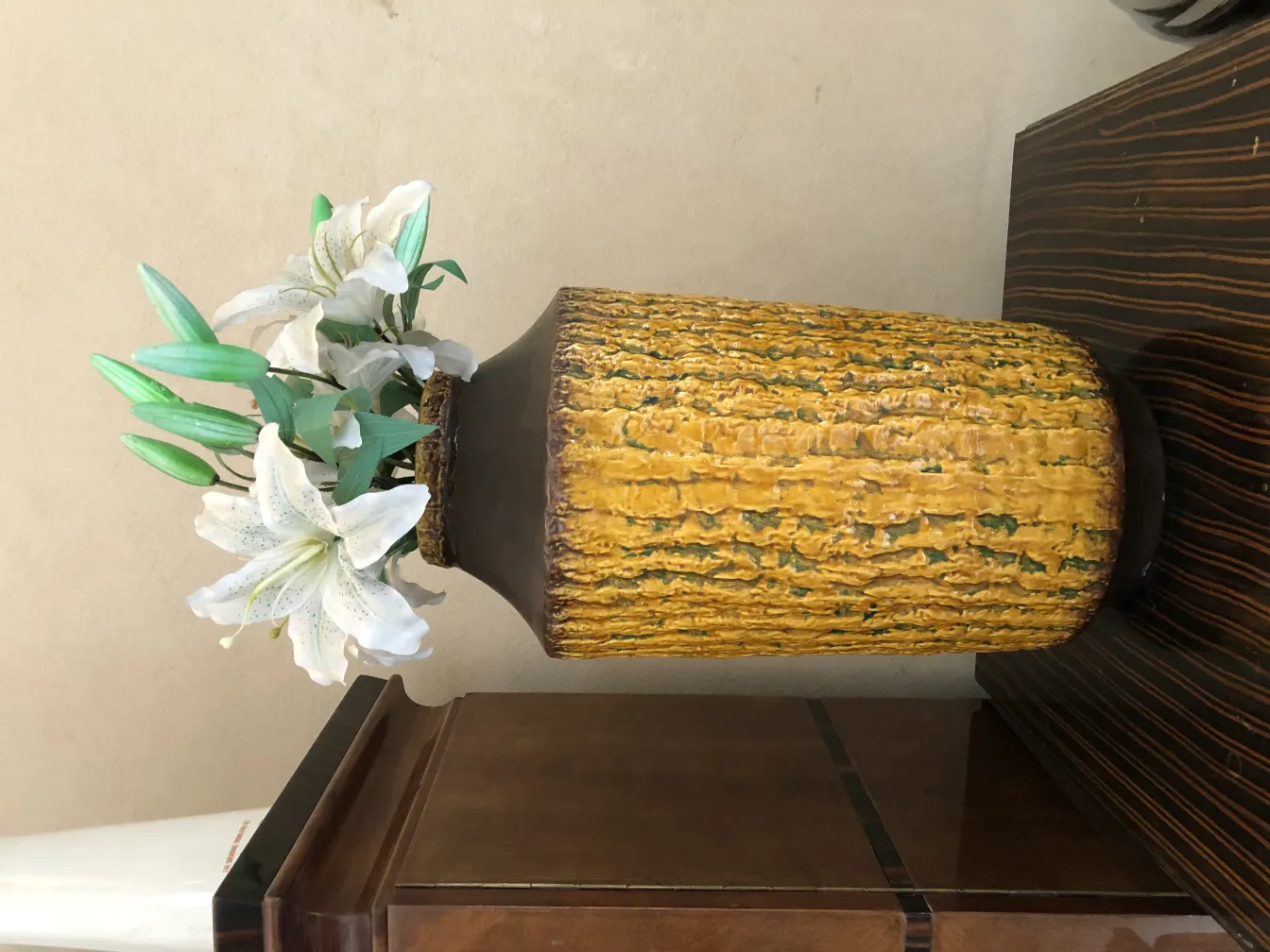 فاز سيراميك قديم مزين بزهور بيضاء