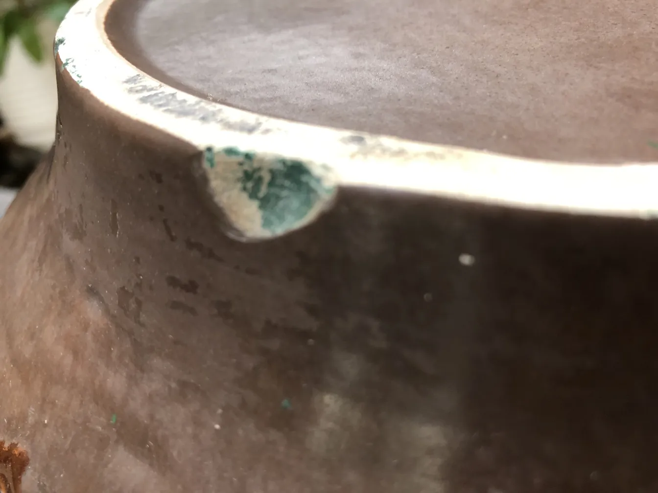 古代装飾的陶器、擦り切れた縁とアーティスティックなディテール。