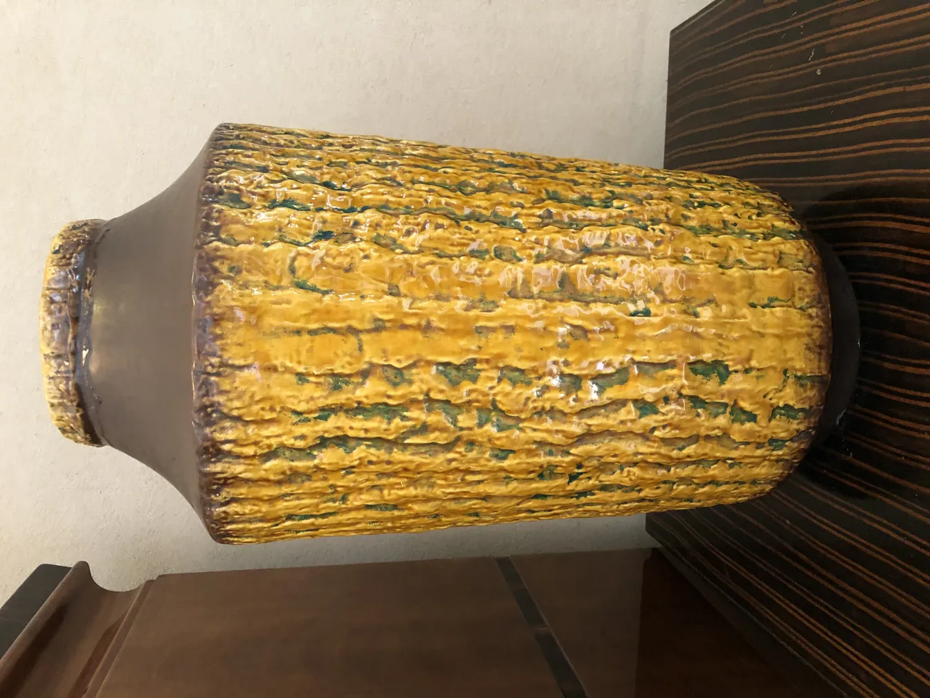 jarra antigua de cerámica con textura amarilla y verde