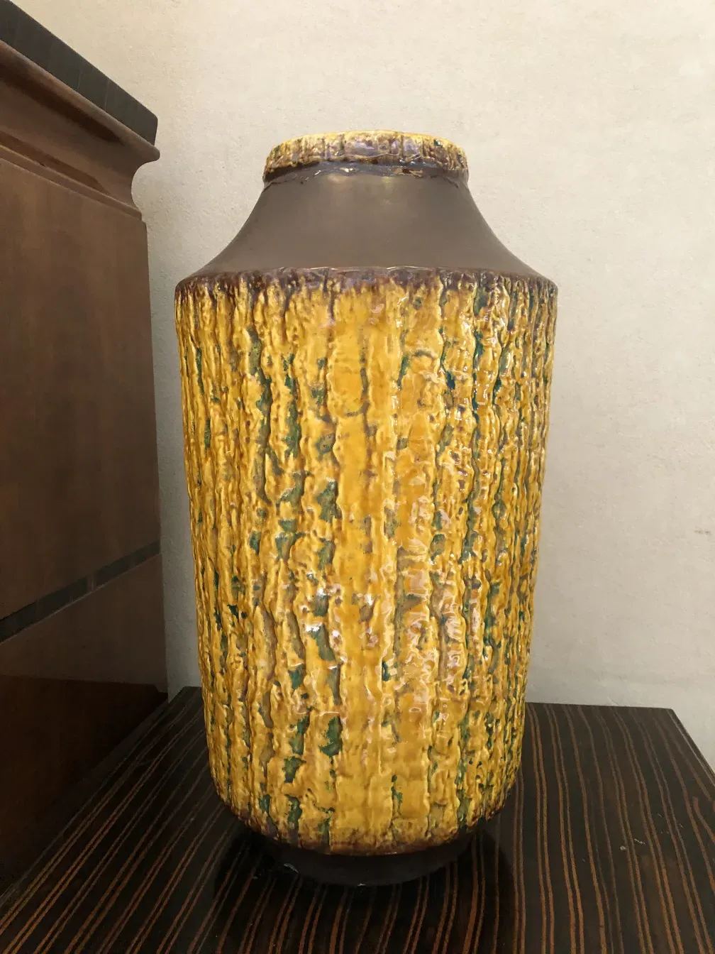 Vaso di ceramica antica con texture gialla e verde, artigianale.