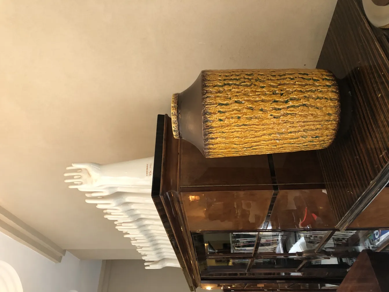 Vasija de cerámica antigua con textura amarilla y marrón, decorativa y artística