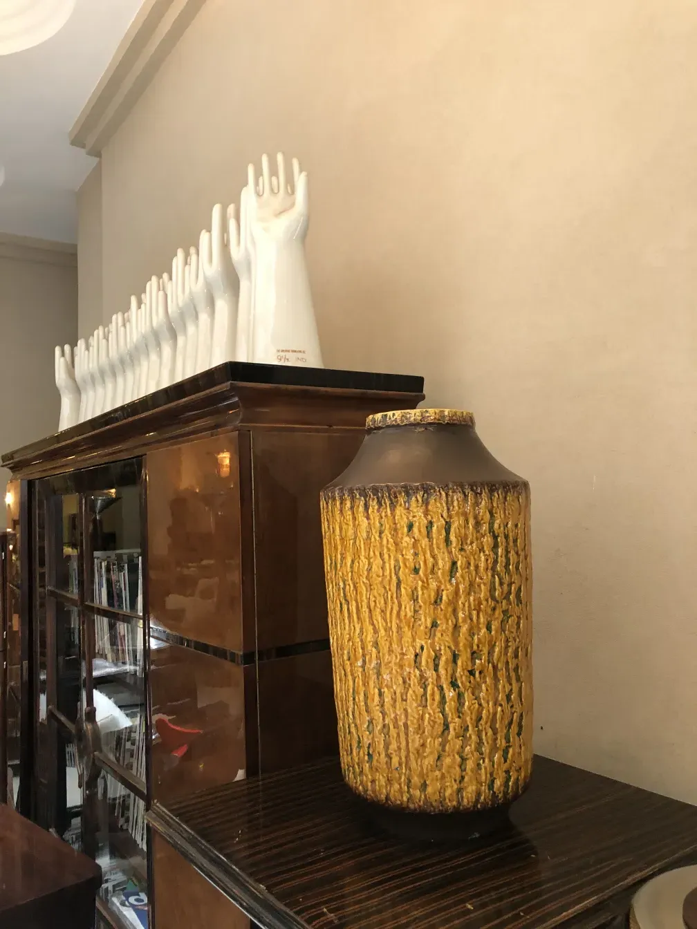 vase en céramique ancienne avec motif texturé jaune et marron