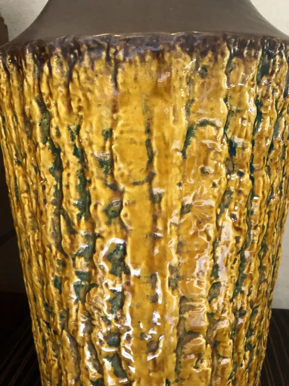 Vase de céramique ancienne avec texture jaune et verte, Carstens Tönnieshof