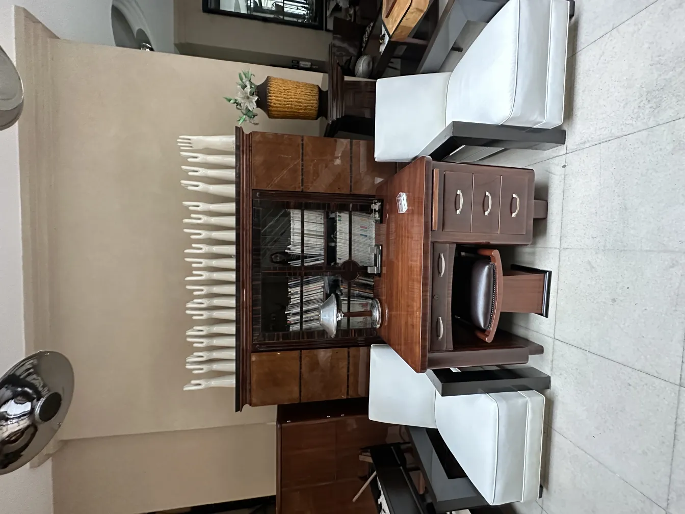 Cerámica antigua decorativa en un entorno elegante con muebles. La mesa de madera oscura complementa el ambiente.