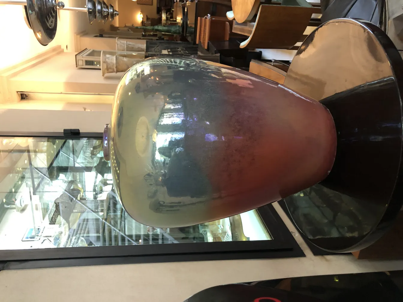 古老的陶瓷花瓶，色彩鲜艳，装饰美感