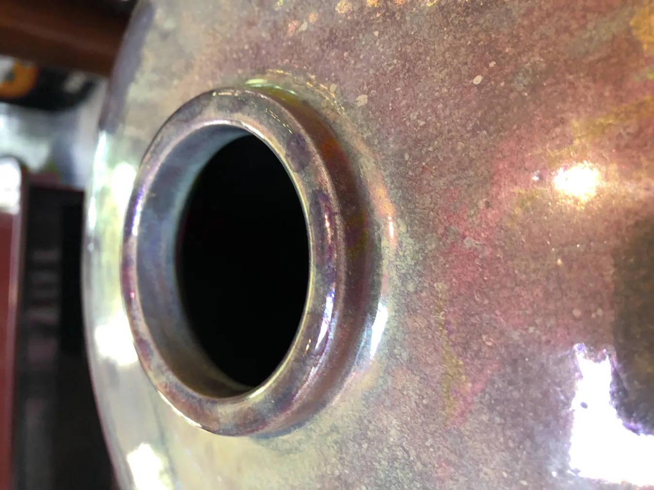 光沢のある効果を持つカラフルな古代陶器のクローズアップ。