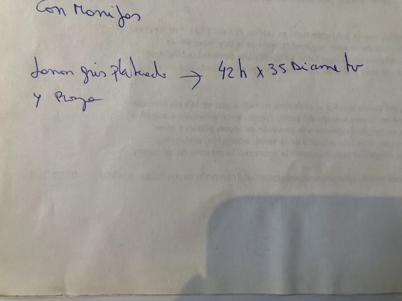 Древняя ручная керамика с деталями обезьян на светлом фоне.