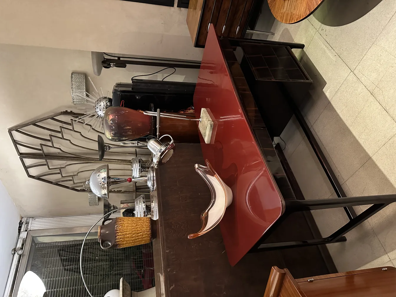 Cerâmica antiga decorativa em uma mesa com outros itens