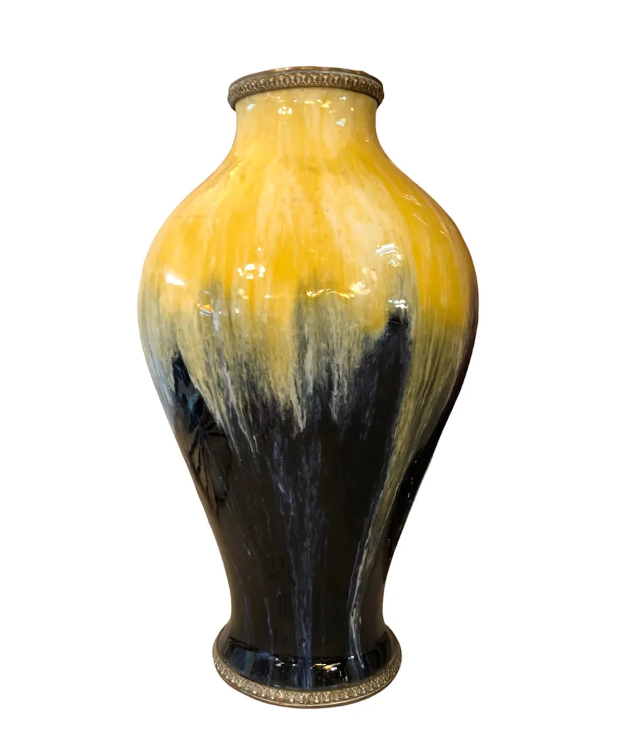 Antike Keramik vase mit gelb-schwarzem Design, Boch frères keramis.