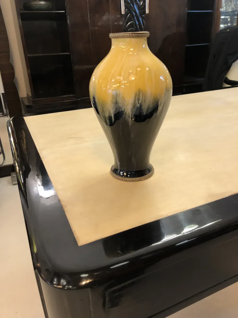 Vaso antico in ceramica con design colorato in un ambiente elegante