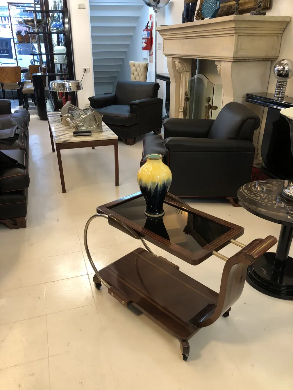 Antiga cerâmica Boch frères keramis com cores vibrantes, decorativa e elegante em um ambiente clássico.