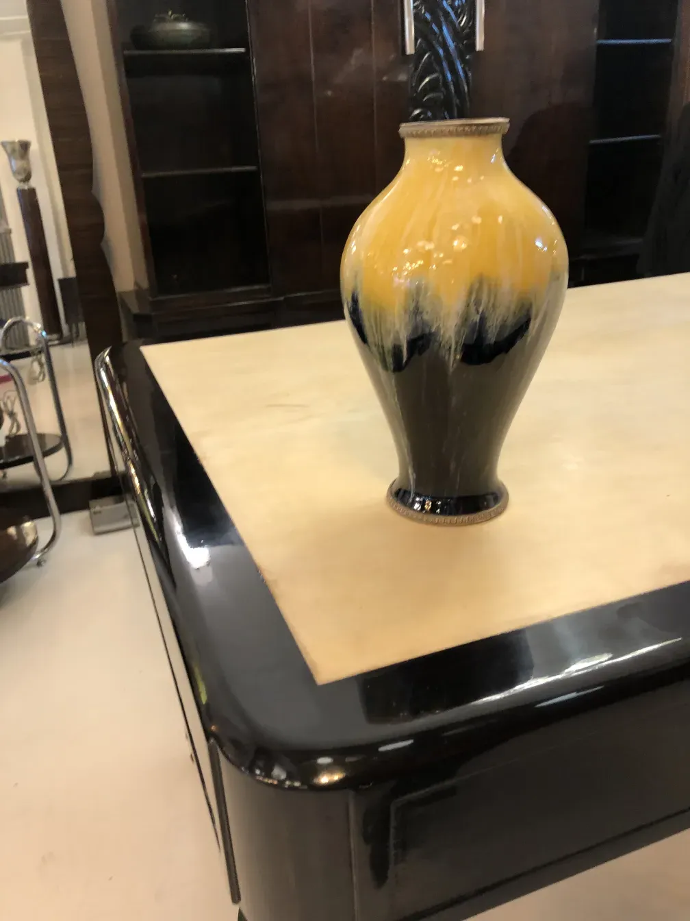 antike Keramikvase mit blauen und gelben Farben, elegantes Design, Boch frères keramis