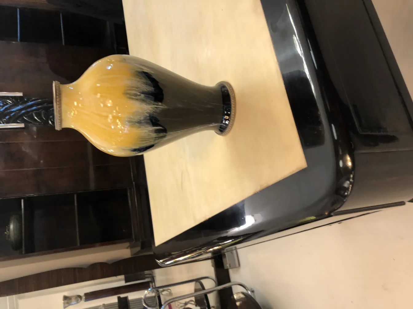 노란색과 검정색의 장식용 고대 도예 Vase.