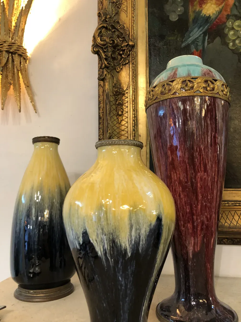 Vasos de cerâmica antiga com cores vibrantes em um ambiente clássico.