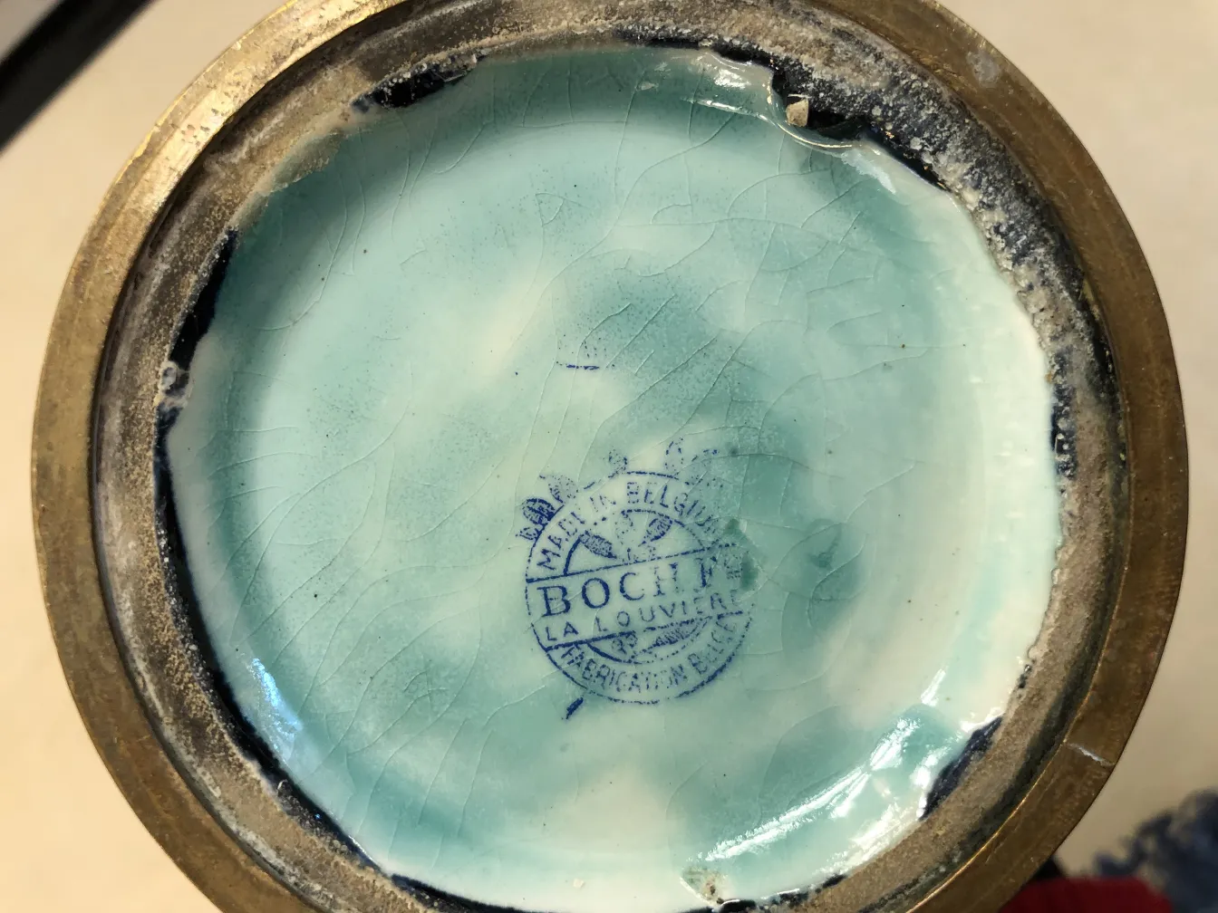 Base in ceramica antica con sigillo visibile di Boch frères