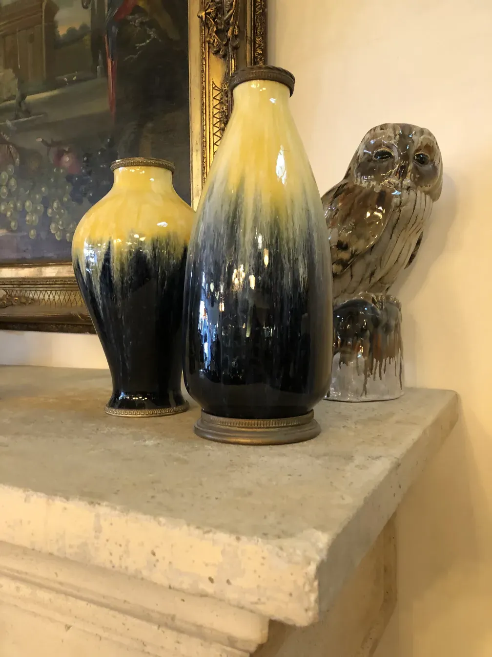 Tre vasi antichi in ceramica in toni gialli e neri.
