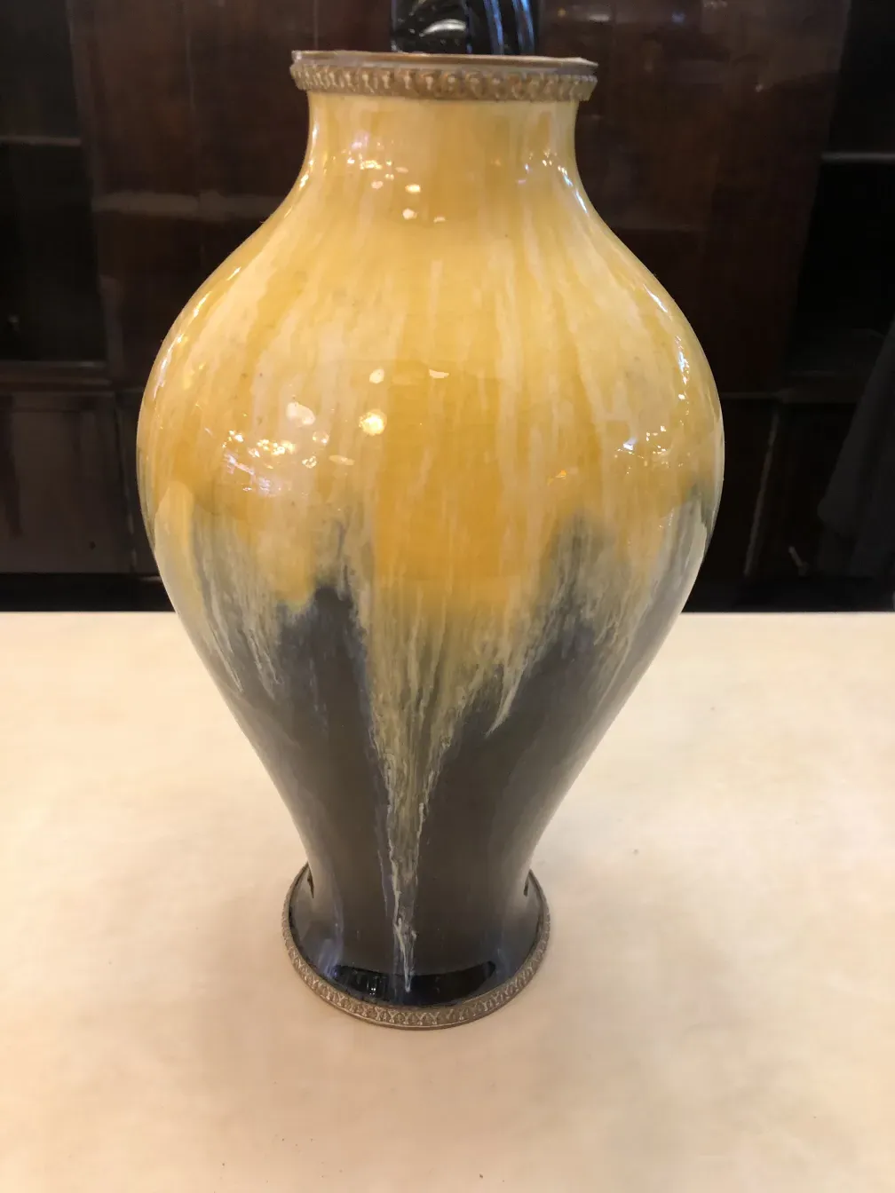 jarrón antiguo de cerámica con acabado amarillo y negro