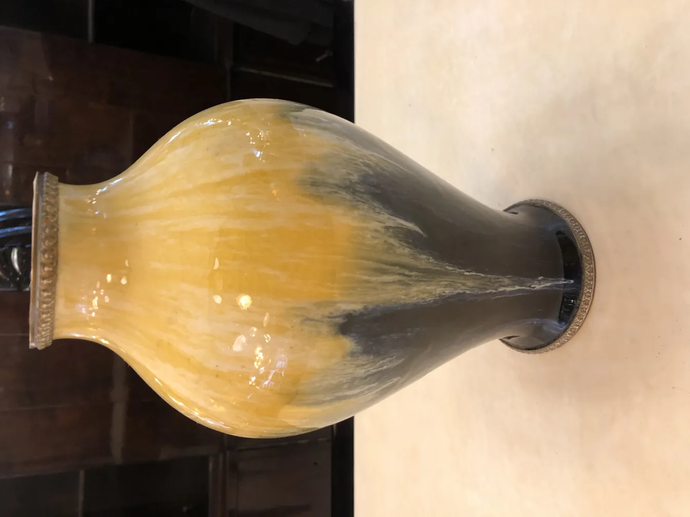 Vase en céramique ancien aux couleurs jaune et noir