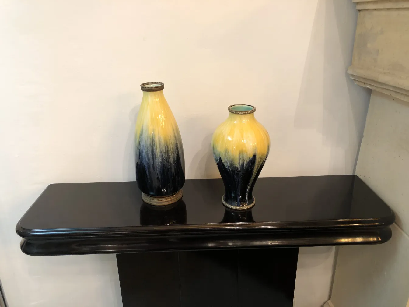 Due antiche vasi in ceramica Boch frères keramis su un ripiano scuro.