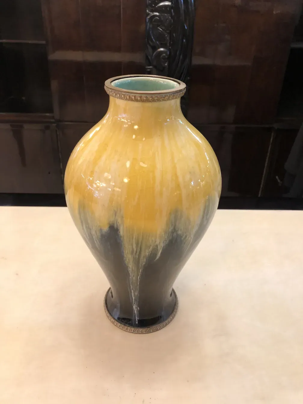 Antica ceramica di Boch Frères Keramis in giallo e nero.