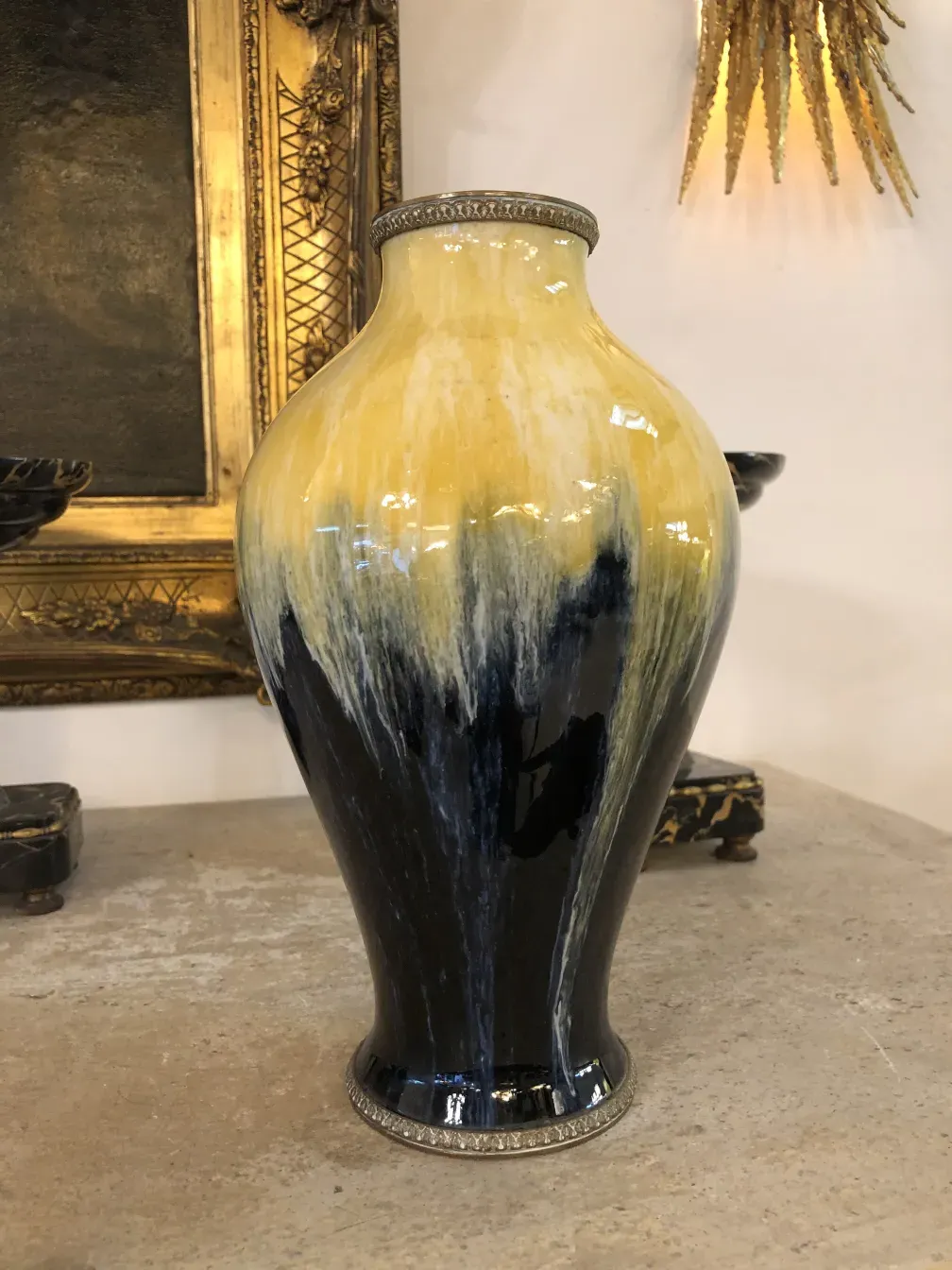 Vaso de cerâmica antiga com tons amarelos e pretos, Boch frères keramis.