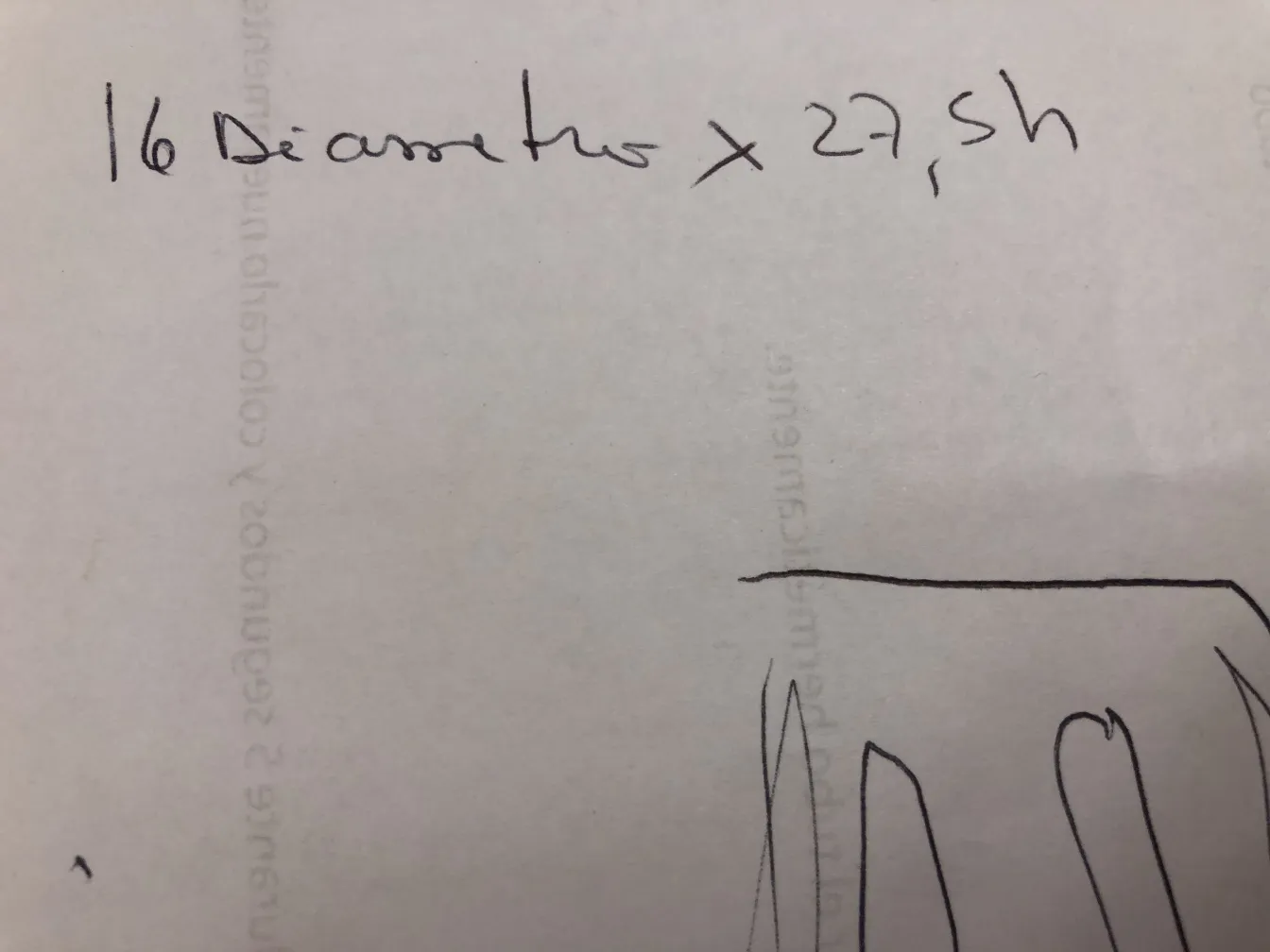 Antica ceramica decorativa con dettagli fini e unici.