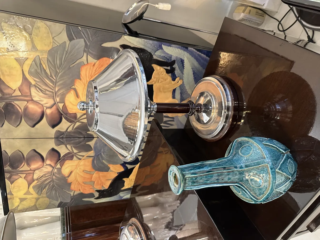 Vaso decorativo antico in ceramica blu in un ambiente elegante.