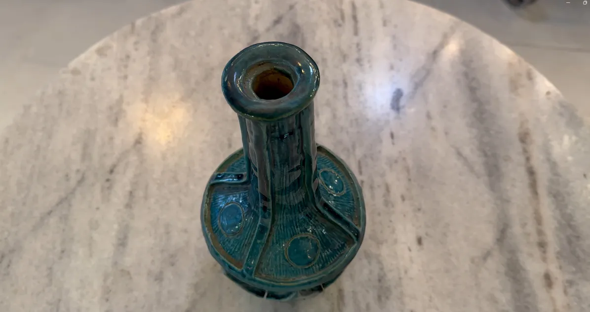 Vue aérienne d'une ancienne céramique bleue décorative avec des détails