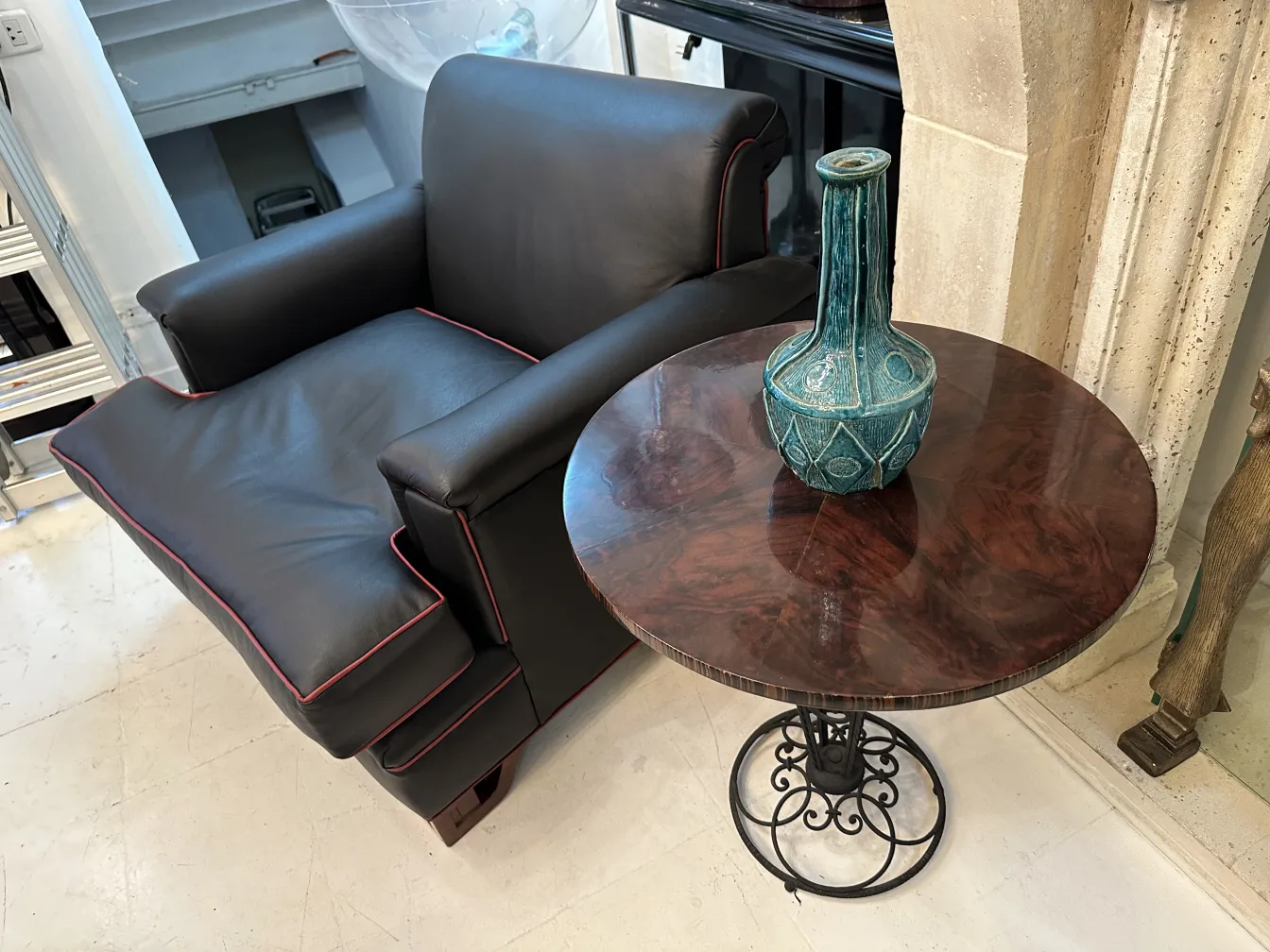 Jarrón de cerámica decorativa azul sobre mesa clara