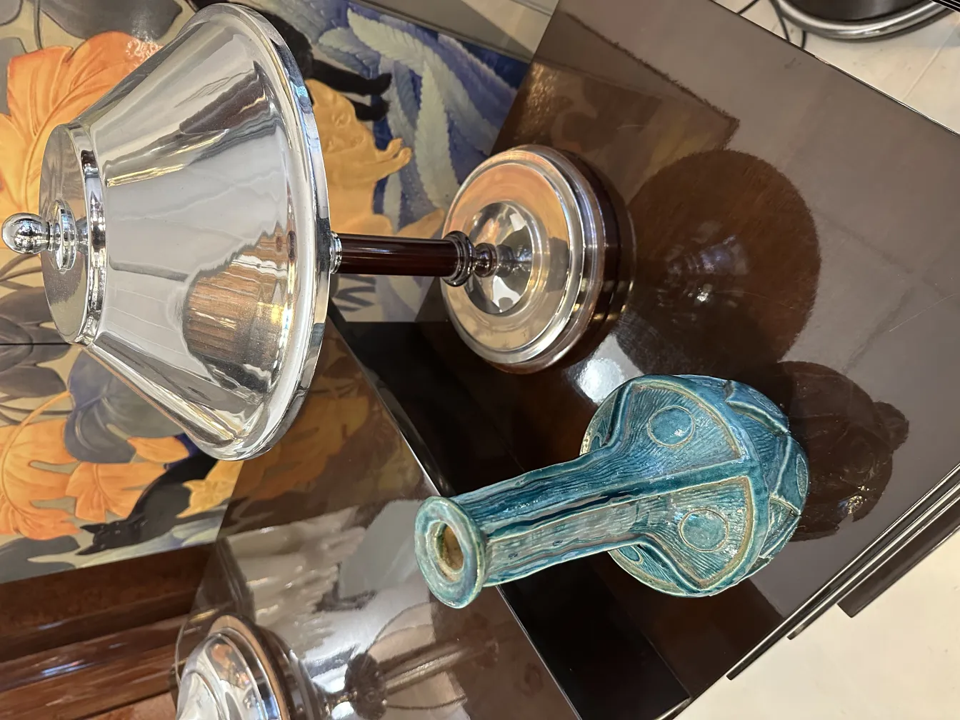 Ceramica antica decorativa blu con dettagli