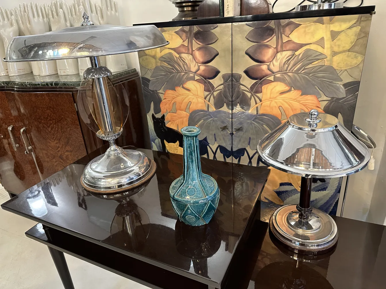 エレガントな環境にある青い古陶器