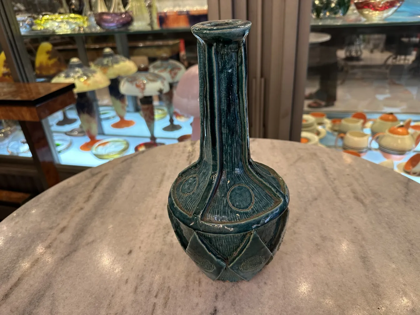 Vaso cerâmico antigo com design detalhado em azul