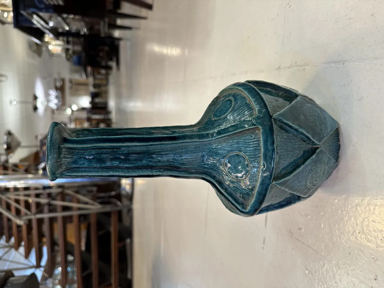 Vaso in ceramica antica con decorazioni in rilievo e colore blu