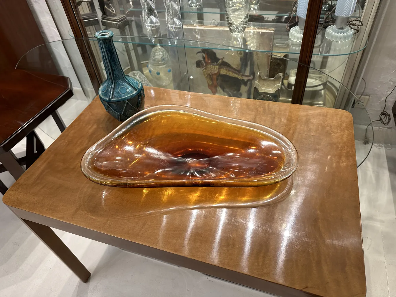 Antiker Keramikteller in Bernsteinfarbe in eleganter Umgebung.