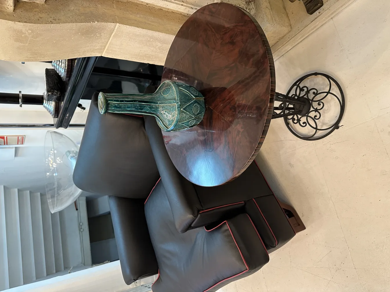 زاوية متطورة مع فازة سيراميك قديمة على طاولة خشبية.