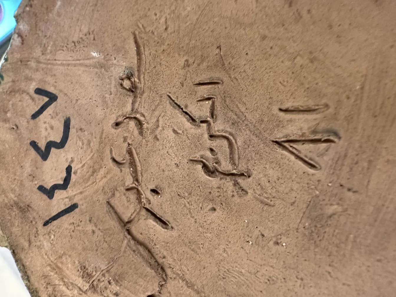 Cerâmica antiga com inscrições em relevo e textura