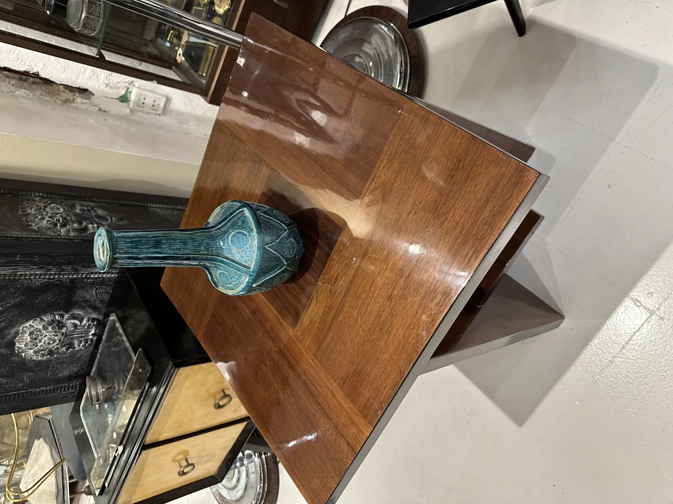 Antique dekorative Keramikvase in Türkis auf einem Holztisch