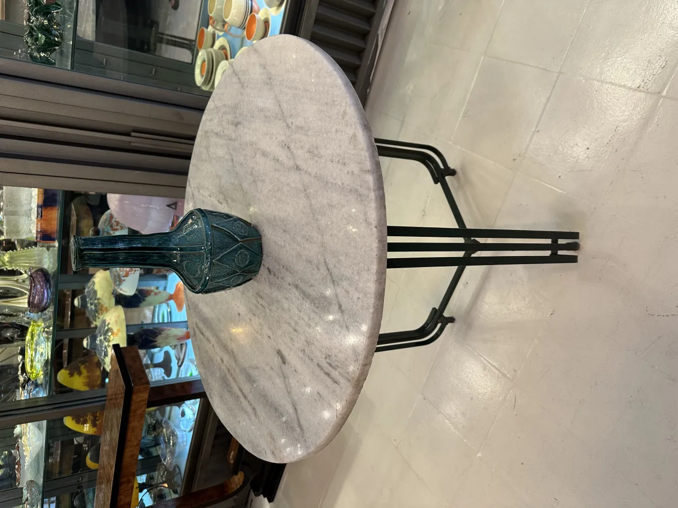 Pièce décorative en céramique ancienne sur une table moderne.