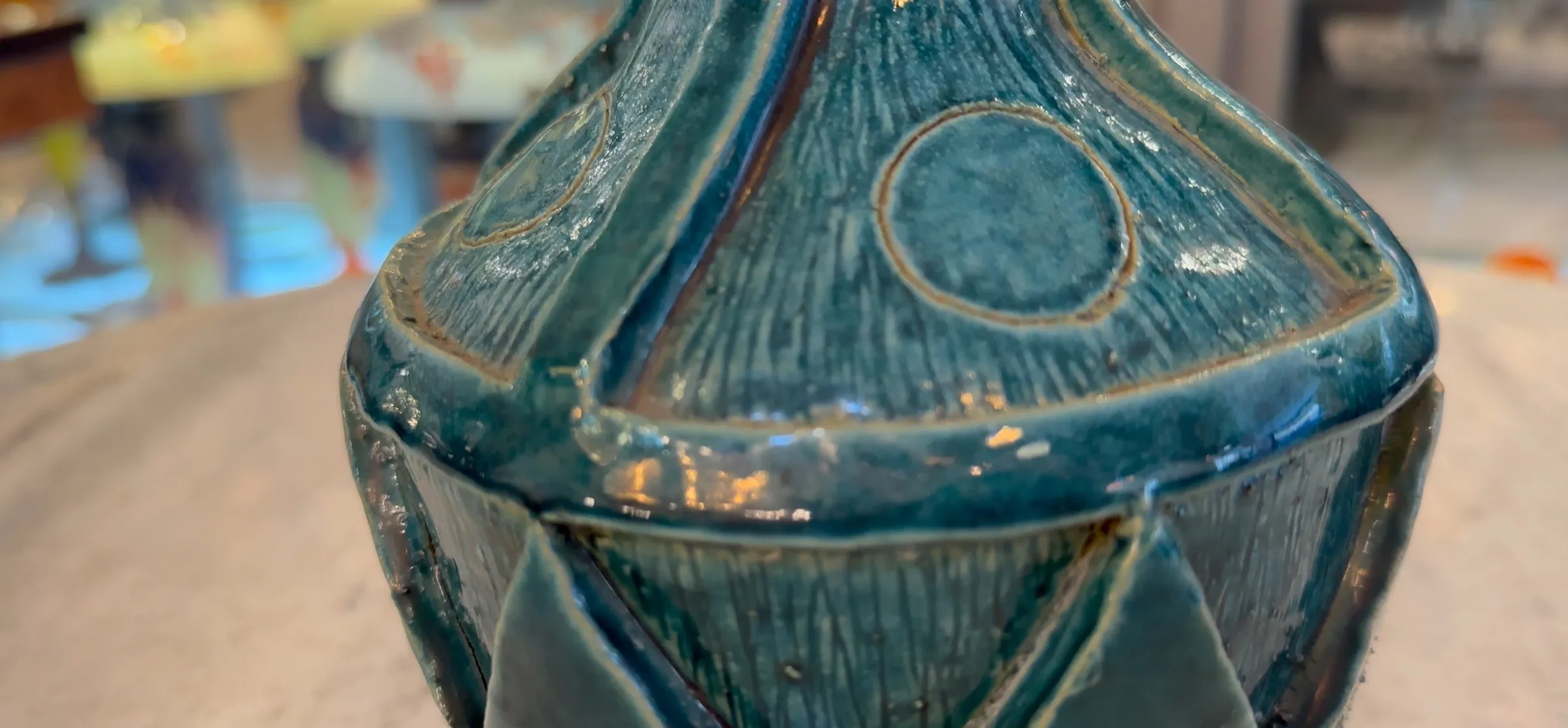 Vase en céramique ancienne avec une élégante décoration bleue