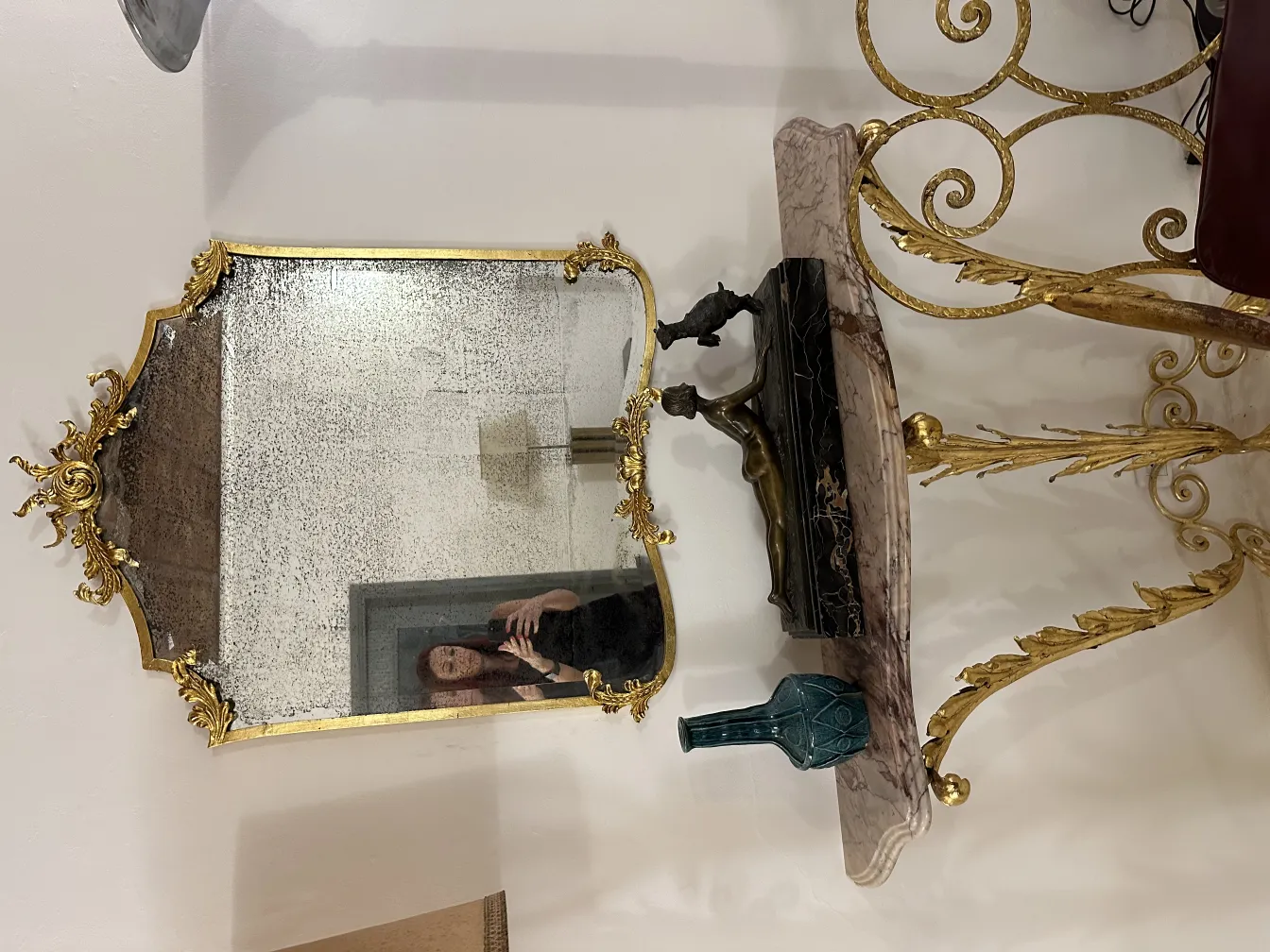 Miroir ancien décoratif avec céramique sur la table