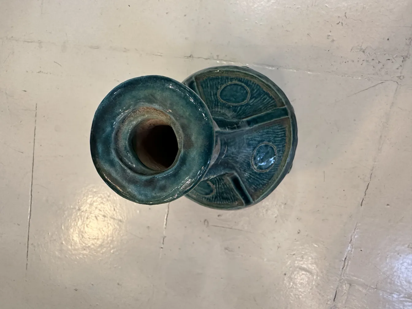 Vase en céramique ancienne avec décoration bleue brillante.