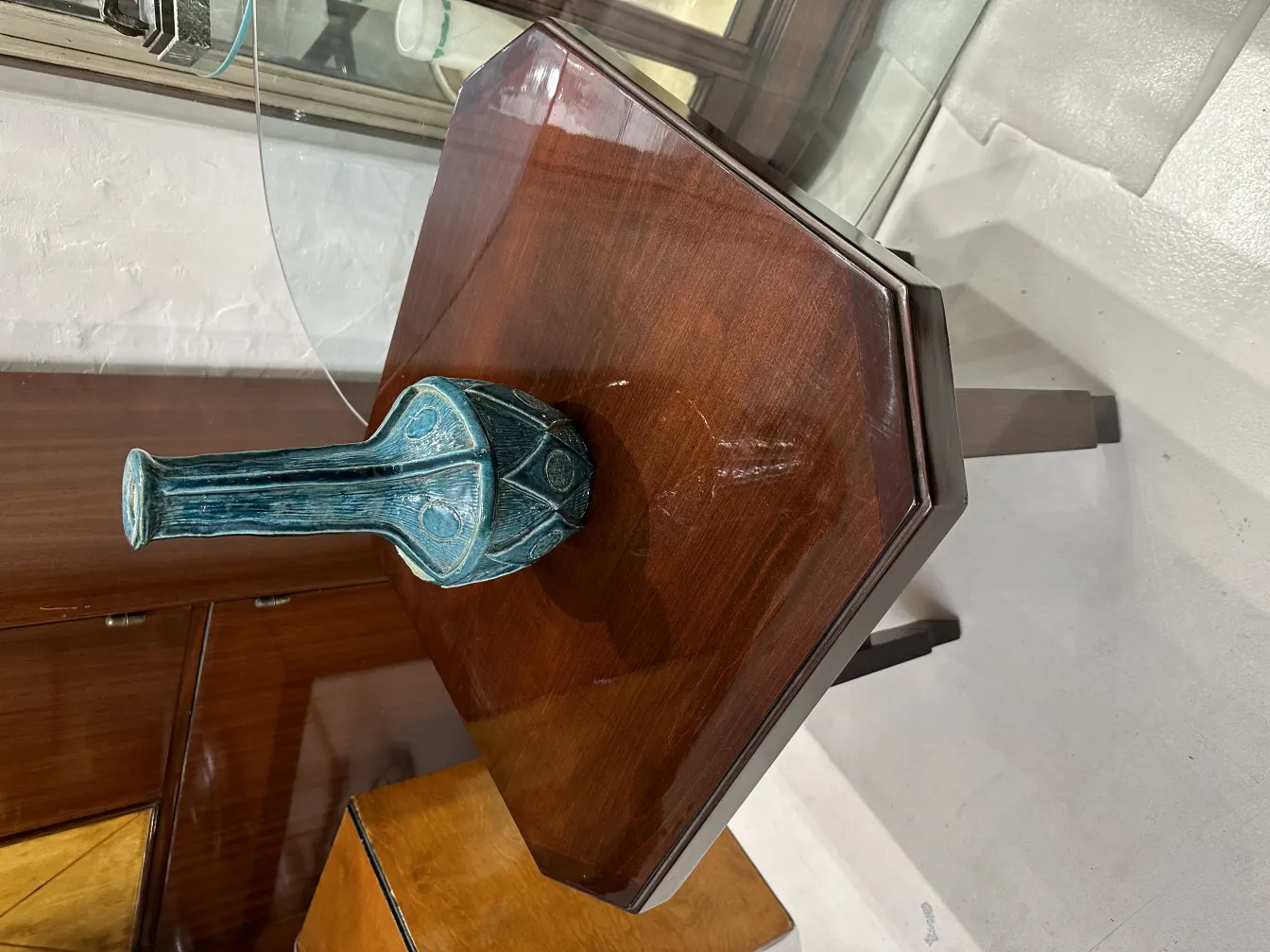 Jarrón antiguo de cerámica azul decorativa en mesa