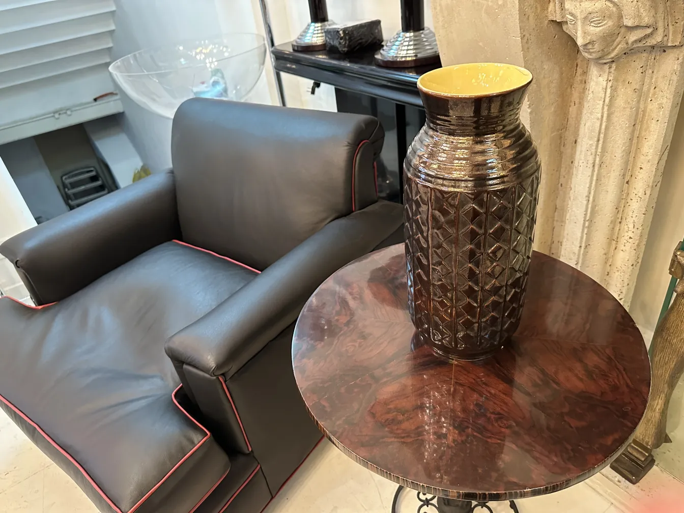 Vase en céramique antique avec motif géométrique, décoratif.