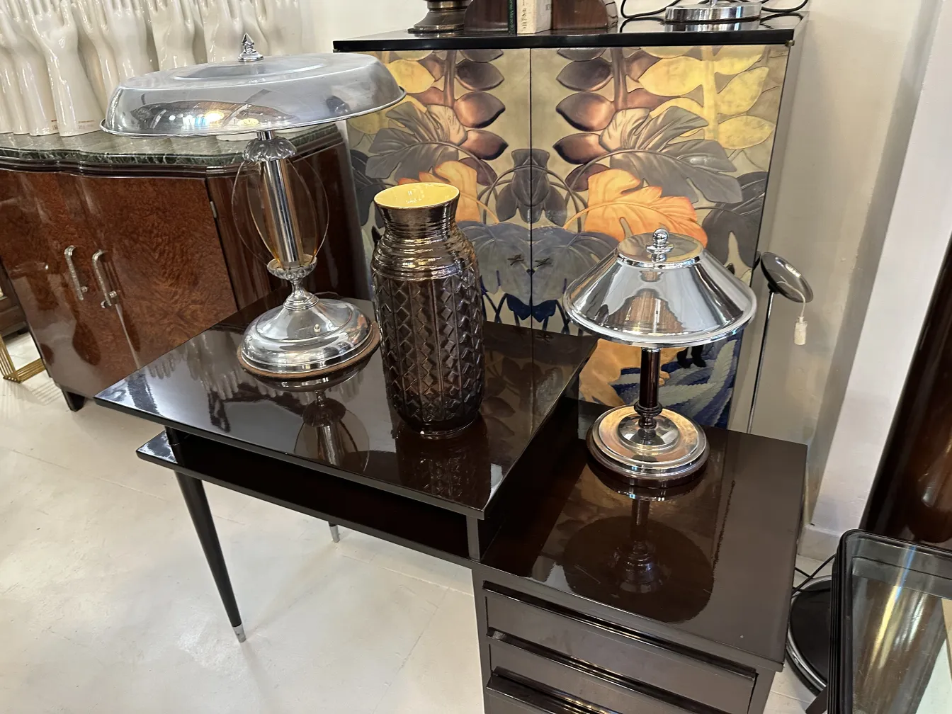 装饰性古陶器，闪亮而优雅的灯具。