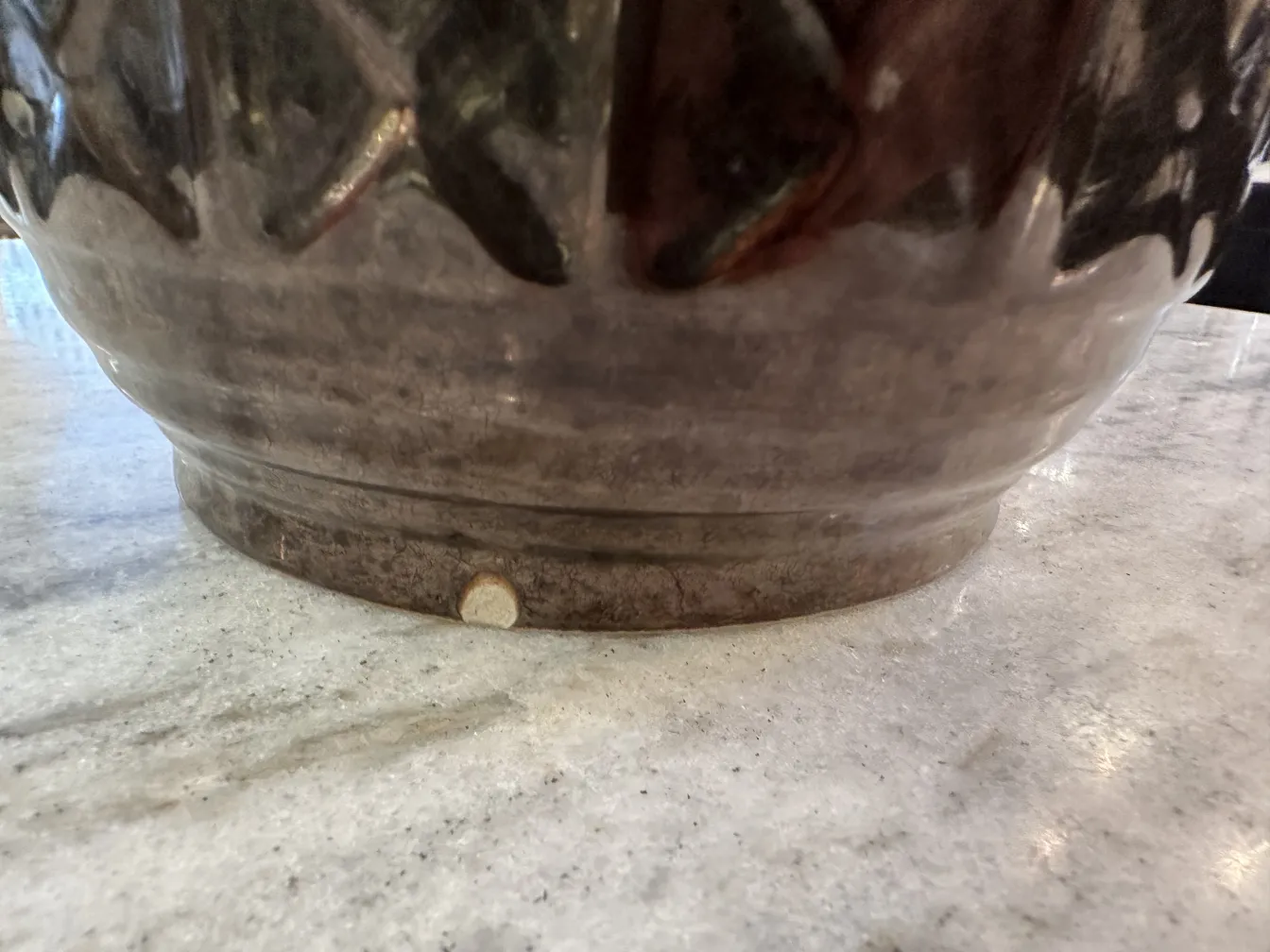 装飾された古い陶器、明るい大理石の背景に。