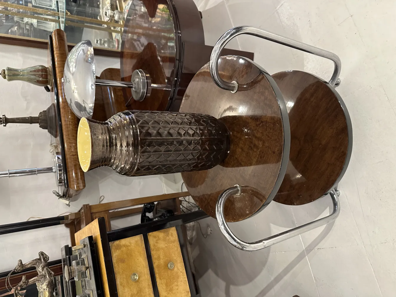 Vase ancien en céramique avec motifs décoratifs