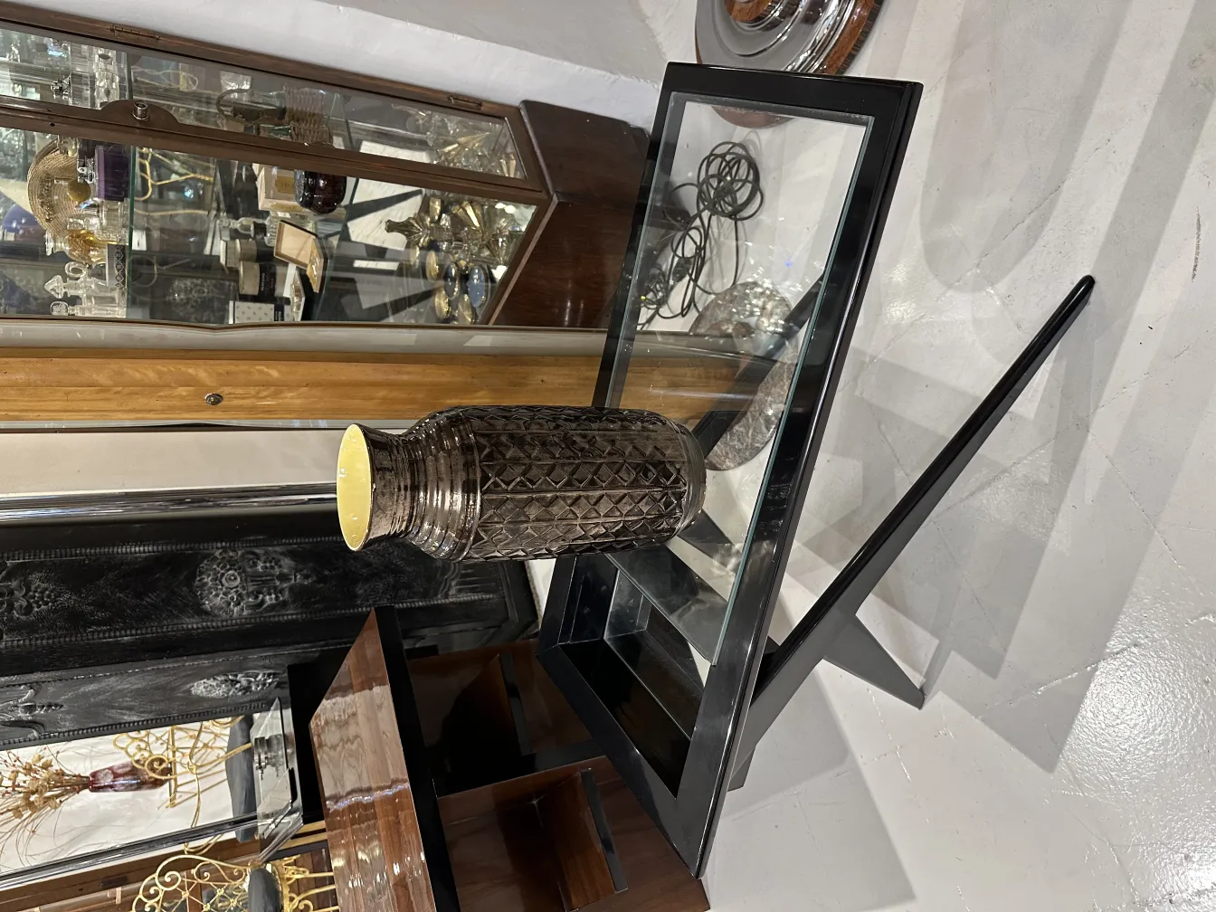 Antike Keramikvase mit dekorativem Design in Gelb