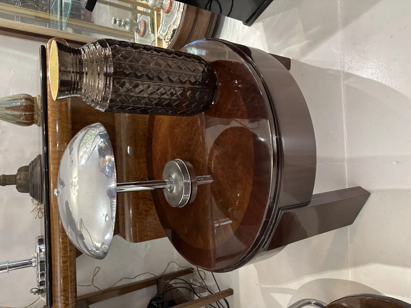 Élégante céramique décorative antique sur une table en bois.