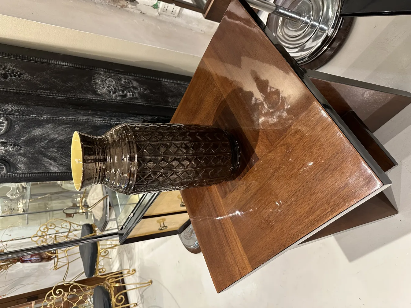 Vase en céramique ancienne couleur marron avec intérieur jaune