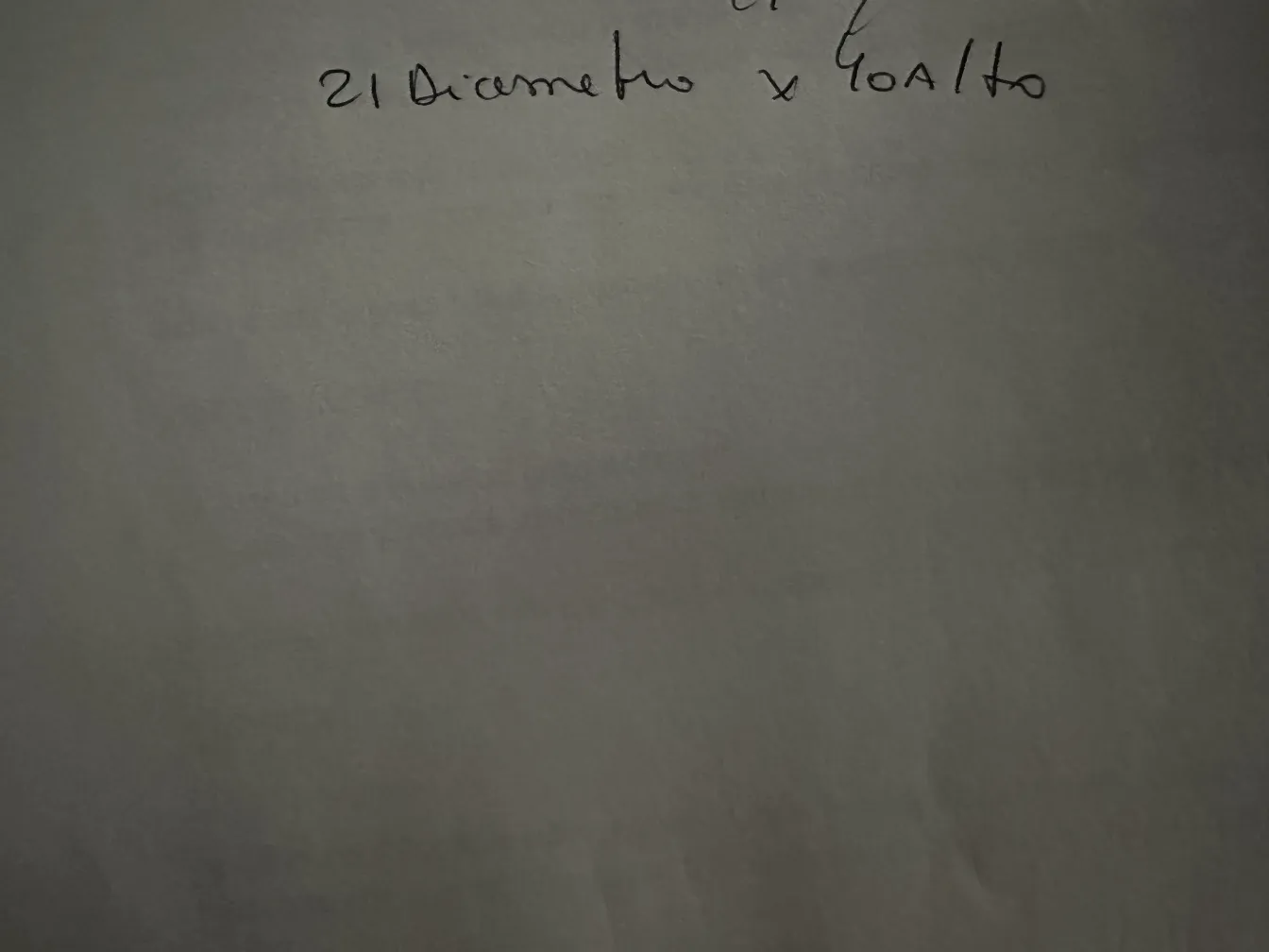 Ceramica antica con dettagli artigianali su sfondo neutro.